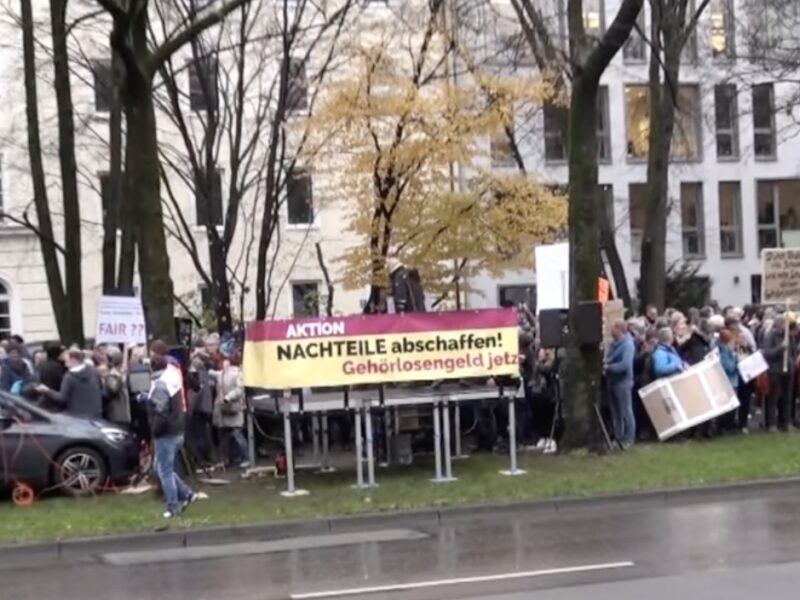 Bühne mit Banner "Nachteile abschaffen!" bei der Aktion Gehörlosengeld.