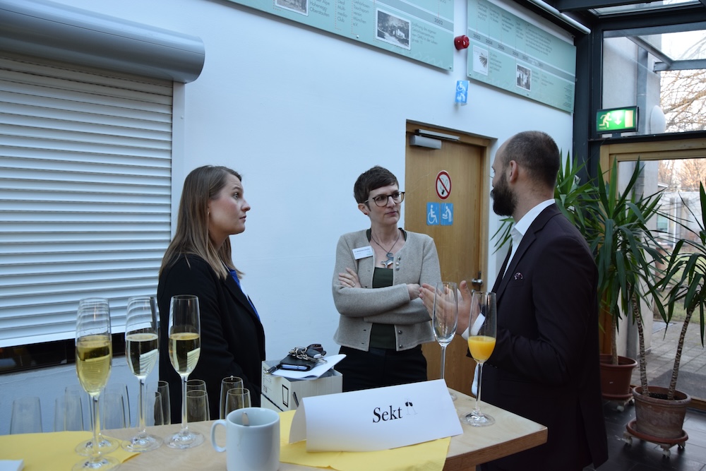 Neujahrsempfang 2024: Julia Wollstein und Albat in der Pause im Gespräch