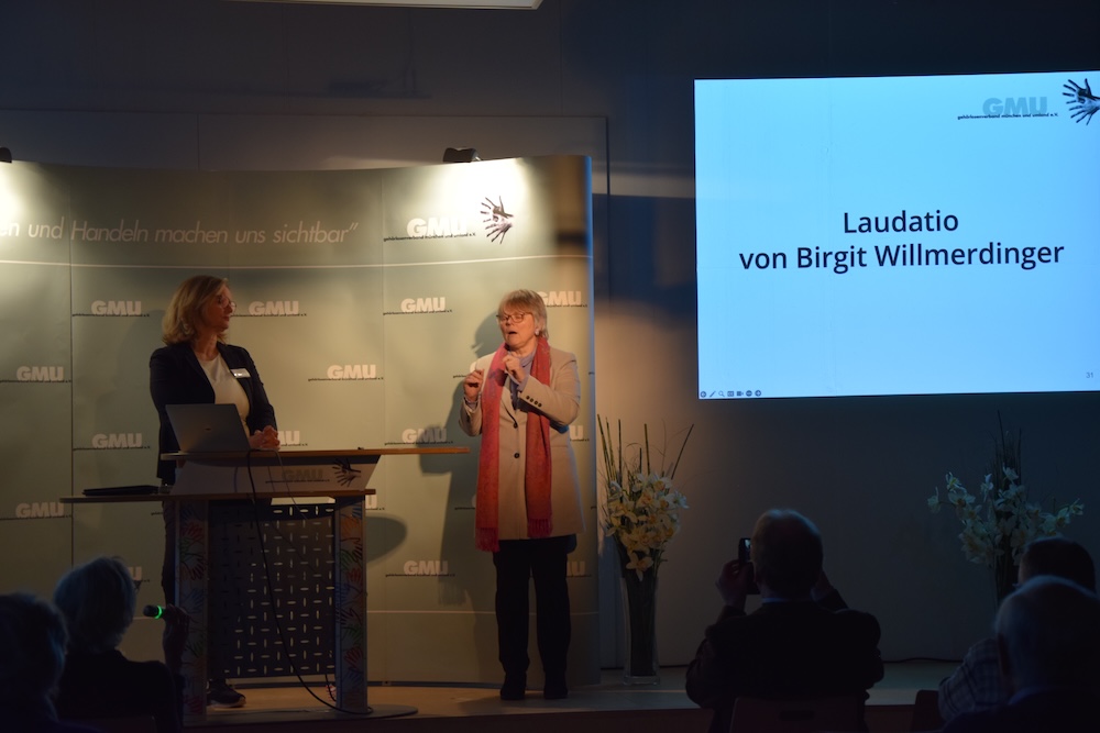 Neujahrsempfang 2024: Laudation auf der Bühne von Birgit Willmerdinger